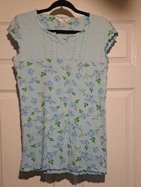 🦋 Ann Lore Light Blue Floral Lace Trim Tee Relax In comfort for Spring & Summer